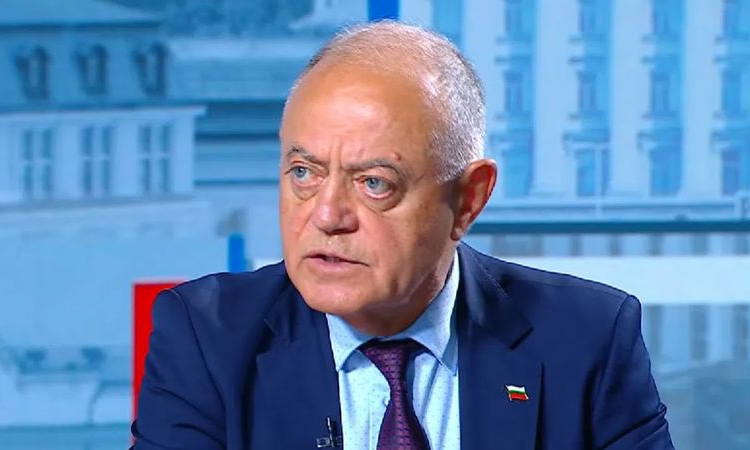 Ген. Атанас Атанасов: Даниел Митов се усеща, че главата му е на дръвника. Желязков да му поиска оставката