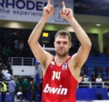 Уникален Везенков осигури успеха на Олимпиакос срещу израелци
