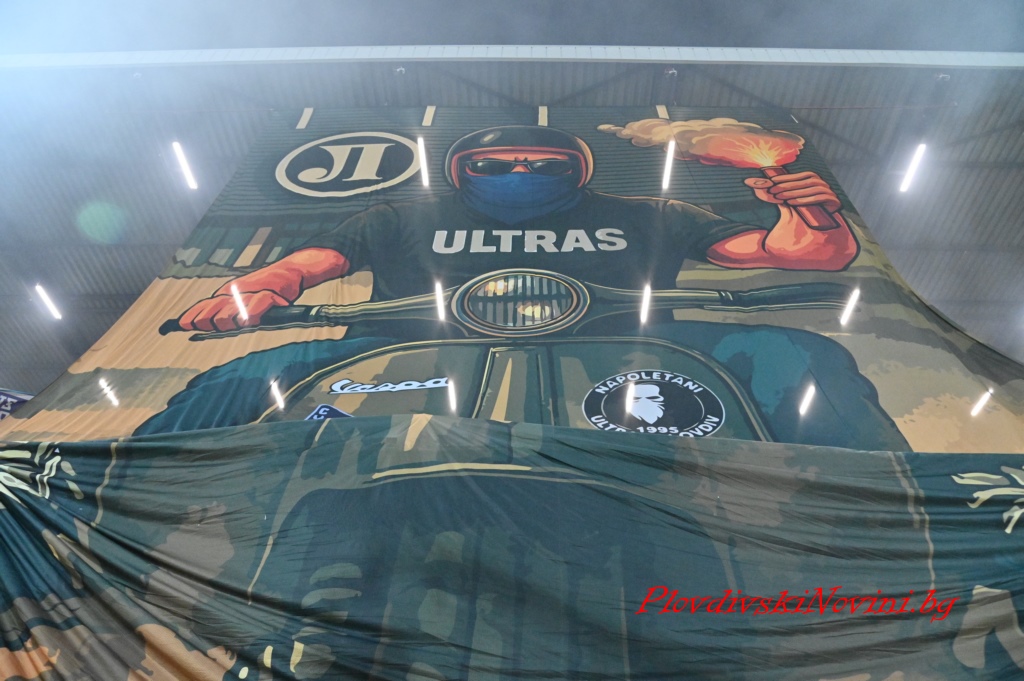 Трибуна ''Бесика'' с указания към феновете