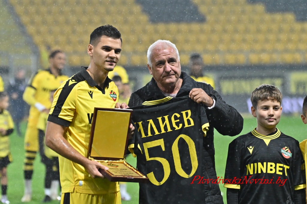 Наградиха футболист на Ботев преди мача с Добруджа