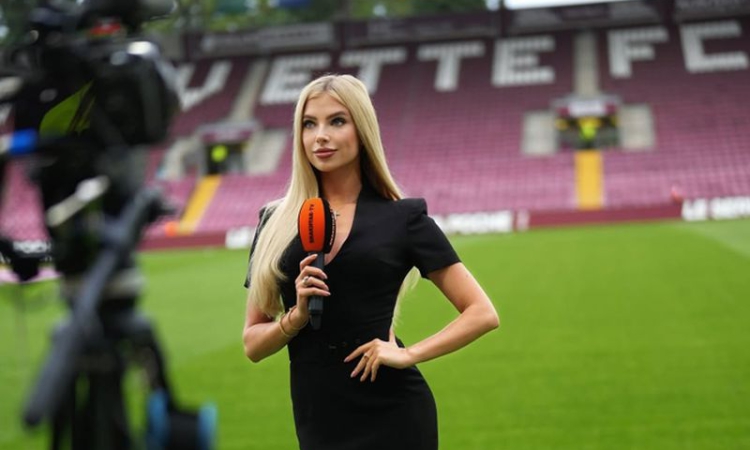 Украинска журналистка едва прикри прелестите си