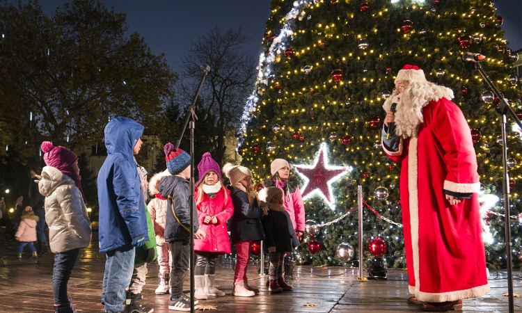 Коледната магия завладява Пловдив с множество концерти, базари и леден парк