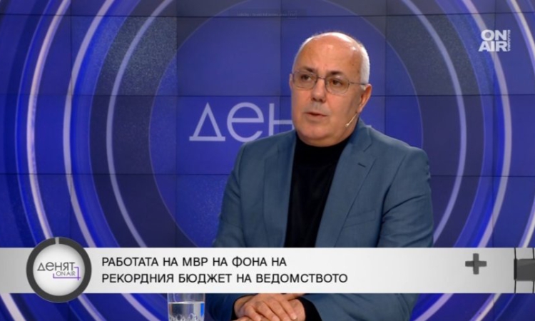 Проф. Вучков: Трябват по-малко началници и повече униформени в МВР