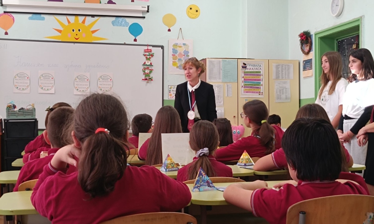 Проф. Янчева участва в урок по здравословно хранене в училище „Стоян Михайловски“