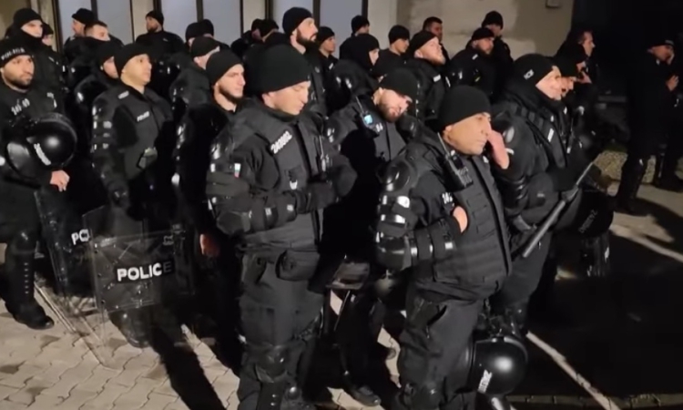 Величков: Агитките дойдоха, полицията ще атакува след малко