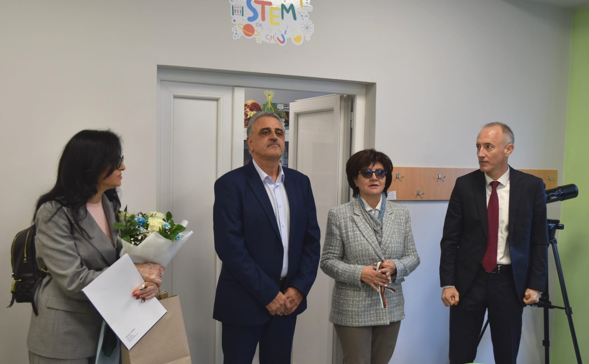 Министър Красимир Вълчев откри нов STEM център в ОУ „Св. Климент Охридски“ в Скутаре