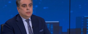 Асен Василев поиска от хората на площада мандат за управление и пълно мнозинство в парламента