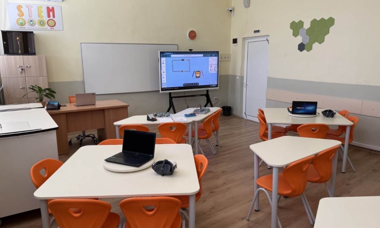 Млади физици изграждат батерия от лимони