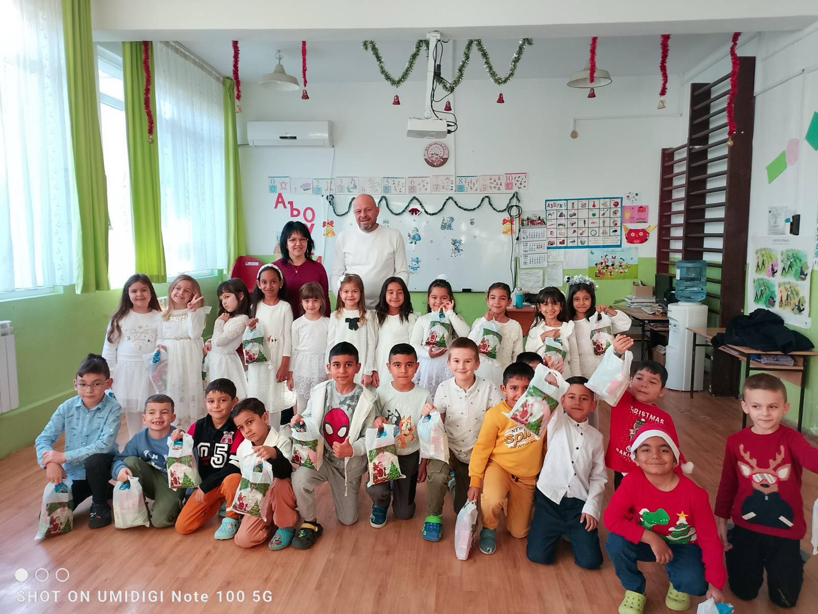 Младежите от Интеракт и Ротаракт с мащабна благотворителна кампания „Купи и дари“ в Община Марица