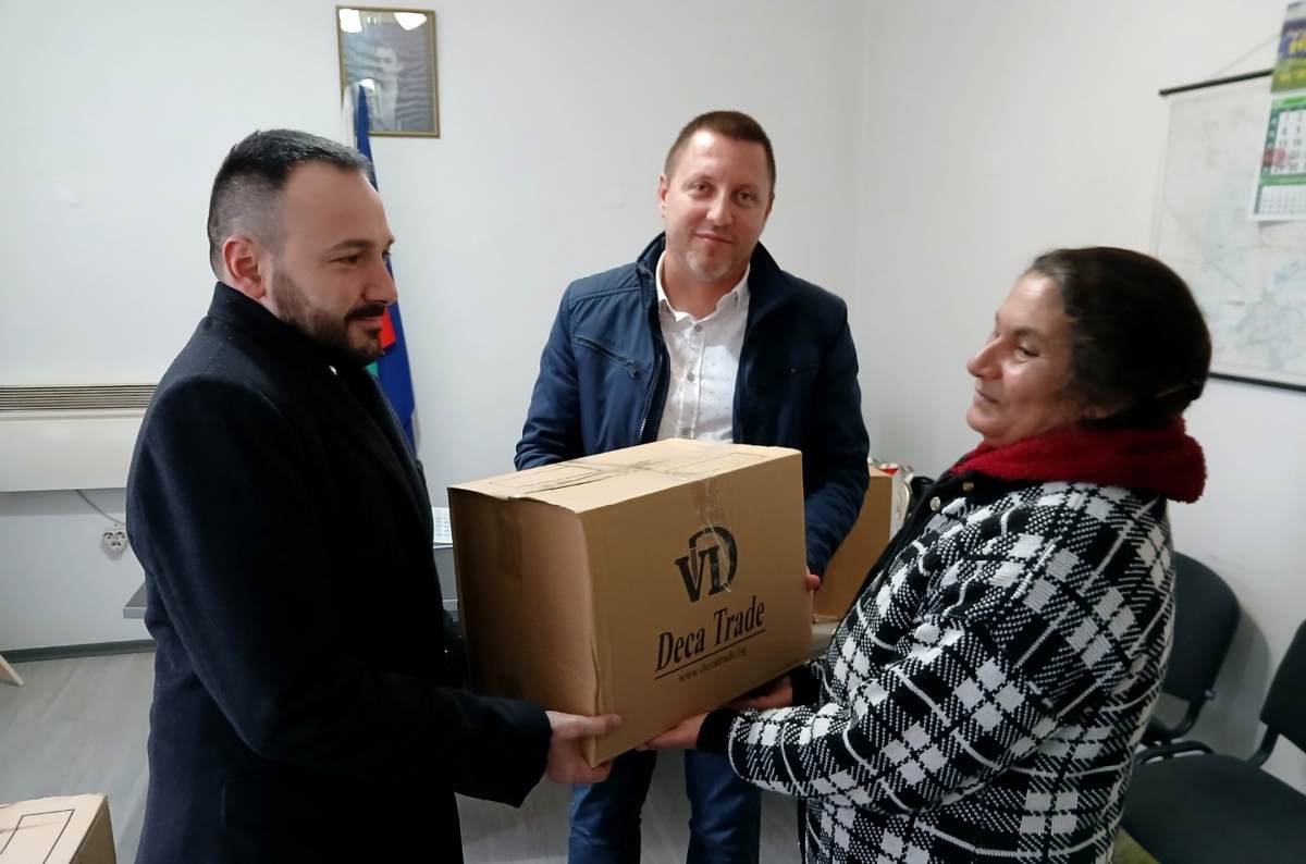 Младежите от Интеракт и Ротаракт с мащабна благотворителна кампания „Купи и дари“ в Община Марица