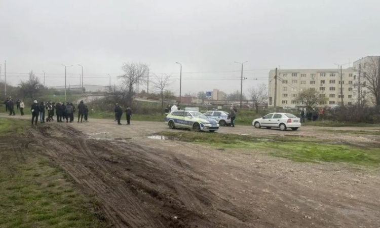 Двама загинаха при тежък инцидент на жп прелез в Сливен