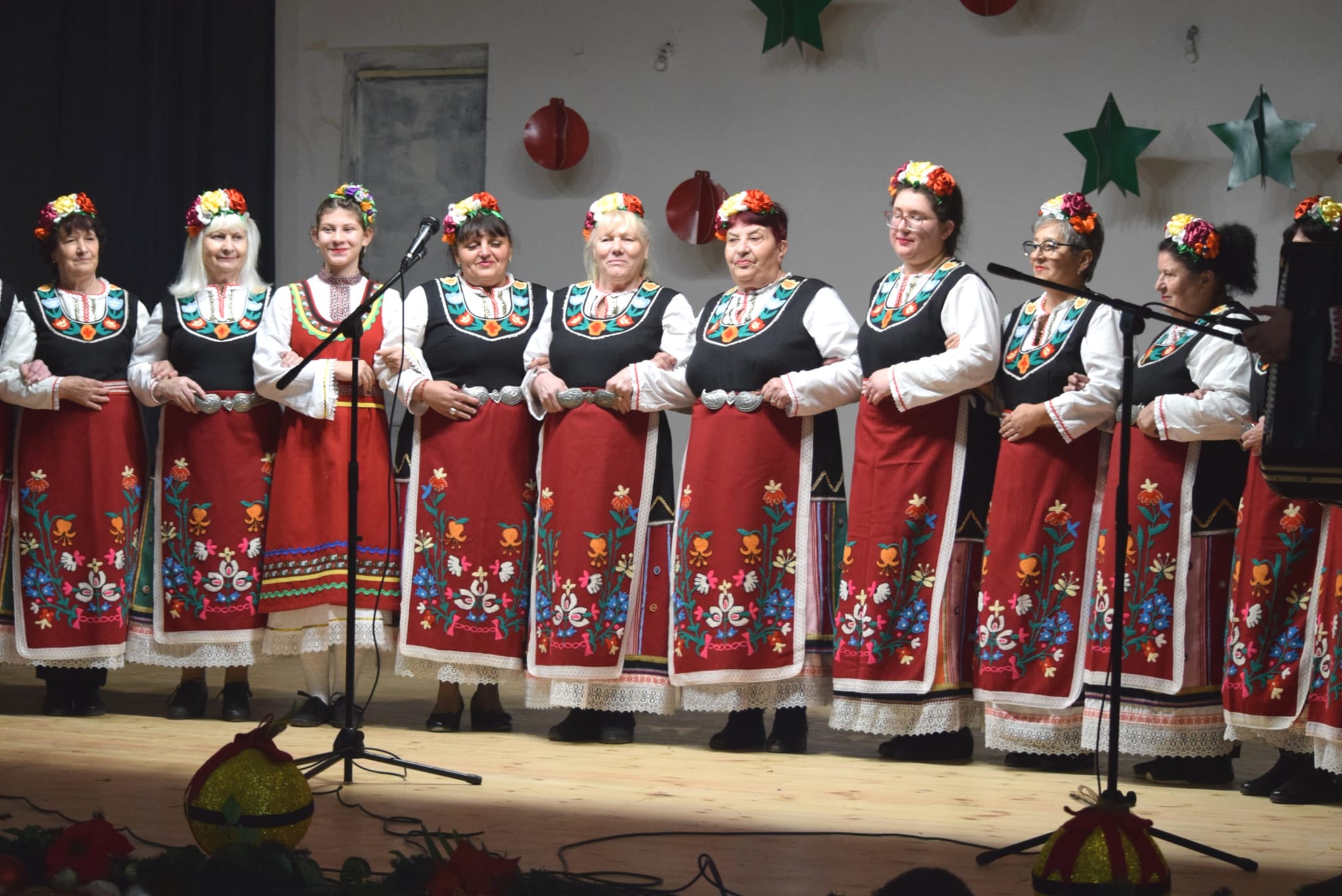 С коледен концерт откриха обновената зала на читалището в Маноле 