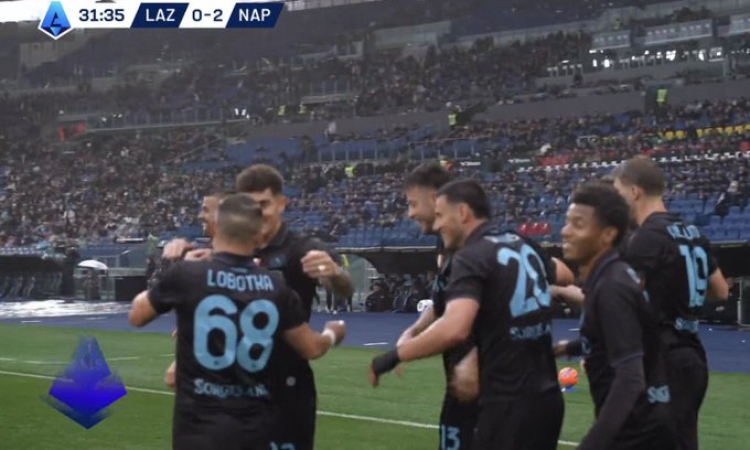 Наполи най-после успя да победи Лацио в сблъсък с три червени картона