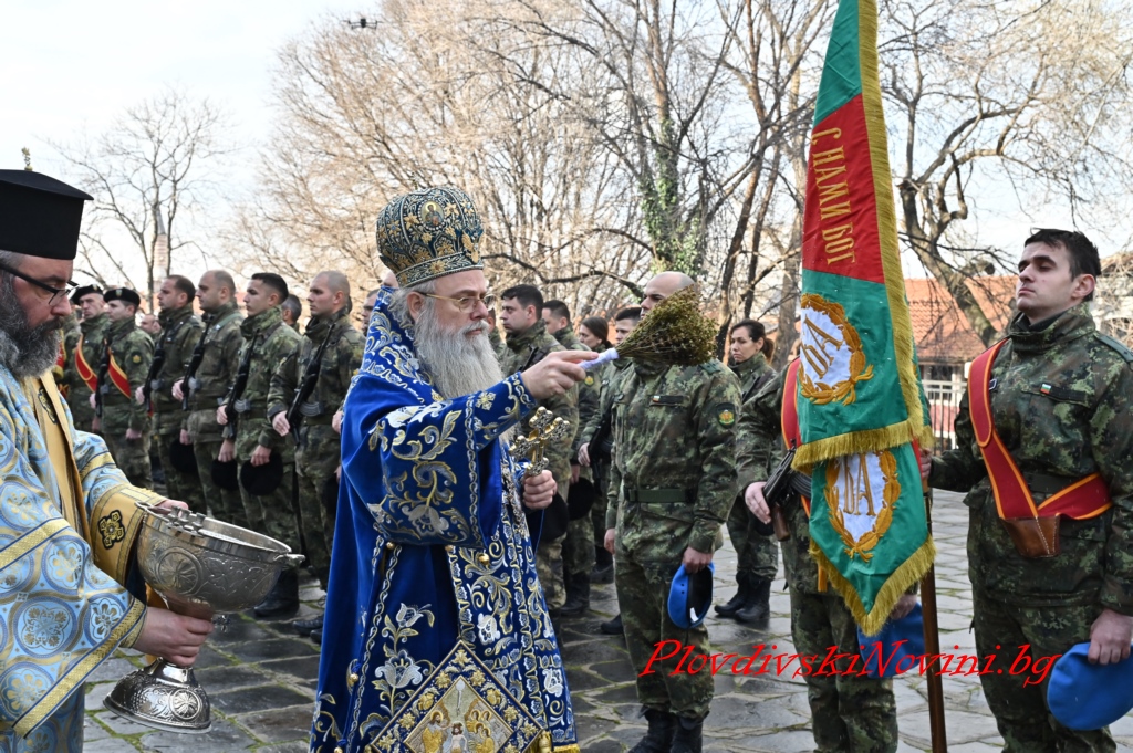 44-годишният Росен извади Богоявленския кръст от Марица