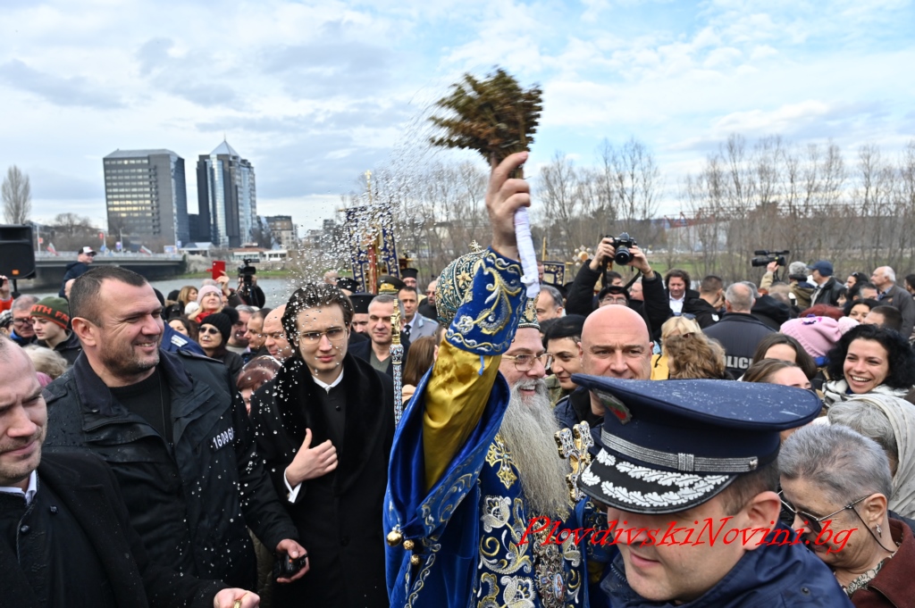 44-годишният Росен извади Богоявленския кръст от Марица