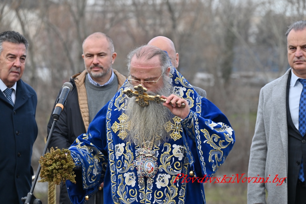 44-годишният Росен извади Богоявленския кръст от Марица
