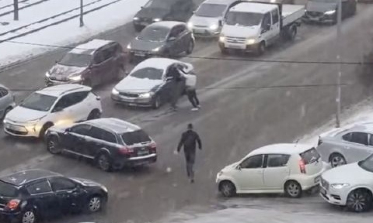 Нарушител в софийския снежен хаос излезе от колата да бие друг мъж с бухалка