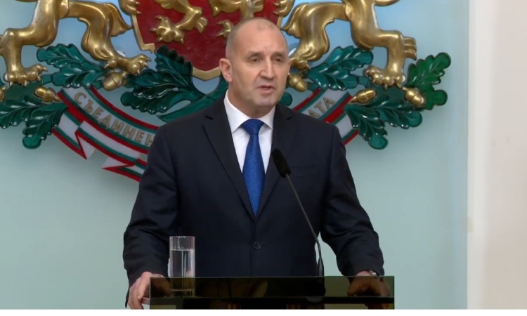 Какво следва след оставката на Румен Радев