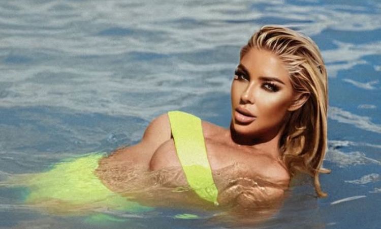 Андреа изпъчи чисто голи гърди (СНИМКА 18+)