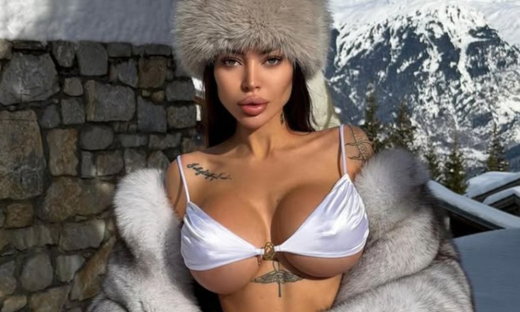 Украинка се съблече в снега