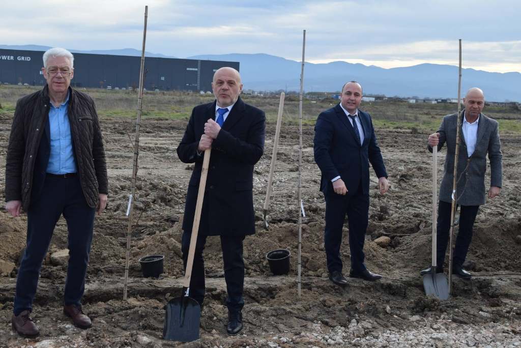 Министър Томислав Дончев и зам.-кметът Николай Стаматов дадоха старт на нов високотехнологичен завод в Марица