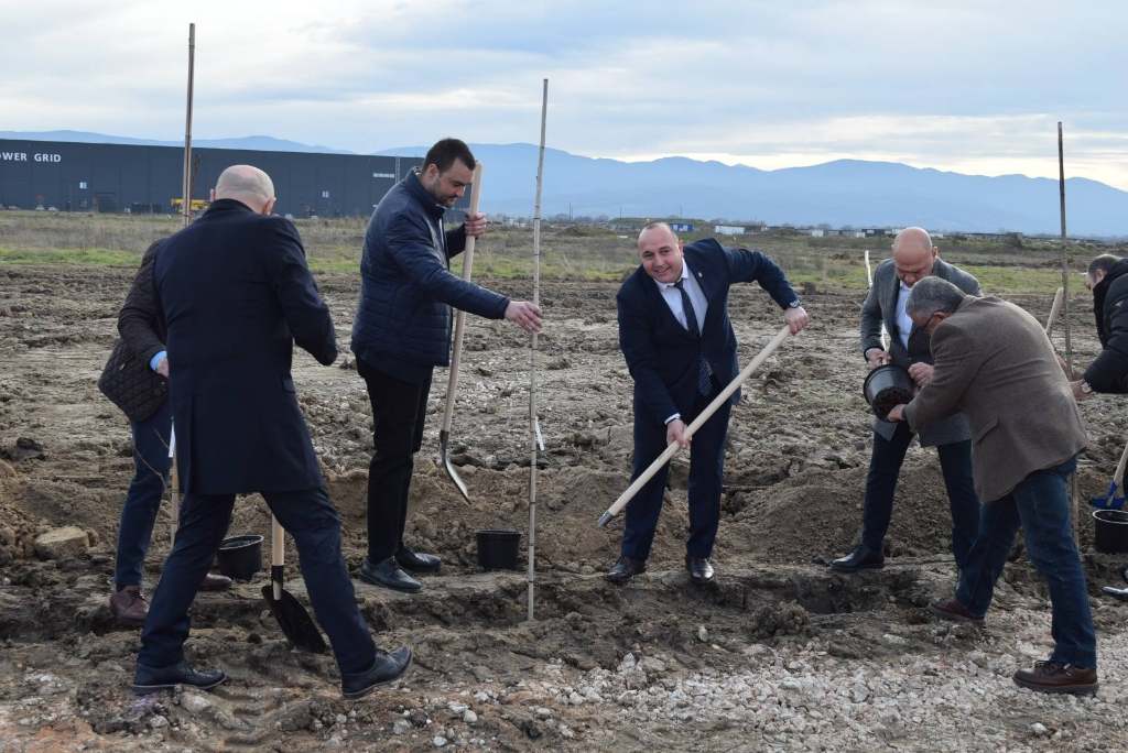 Министър Томислав Дончев и зам.-кметът Николай Стаматов дадоха старт на нов високотехнологичен завод в Марица