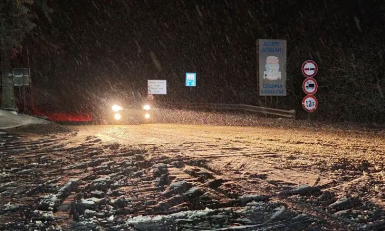 Снежен ад на магистрала "Тракия", седем автомобила и почистващ трактор се сблъскаха на Превала