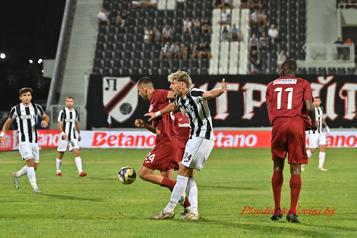 Групата на Локомотив за мача със Славия в София