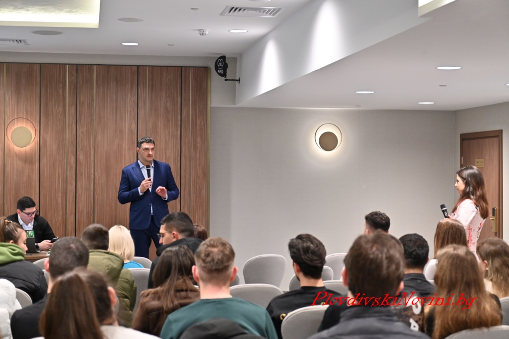 Кандидати на "Прогресивна България" проведоха дискусия със студенти в Пловдив за икономика, демография и образование