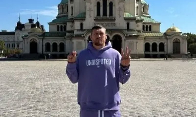 Усик с изненадващо посещение в София
