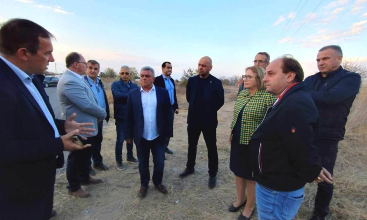 С вода от река Чая ще гасят тлеещите огнища край Катуница
