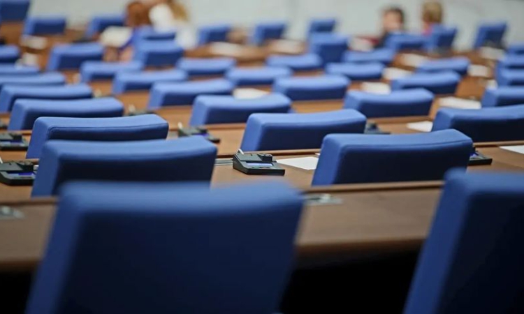 Депутатите вдигнаха заплатите си с 800 лева
