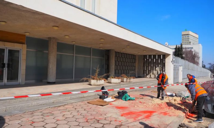 БОЕЦ заляха с червена боя парадния вход на руското посолство в София