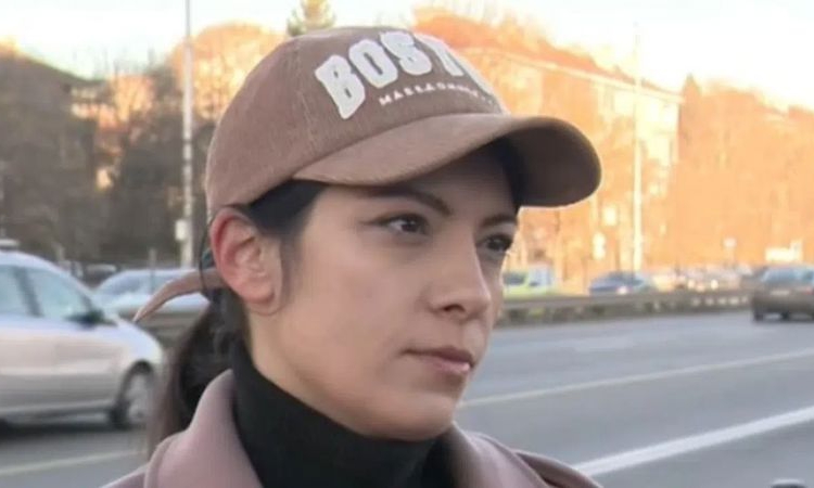 Семейство с бебе два пъти е затиснато от вратите на автобус