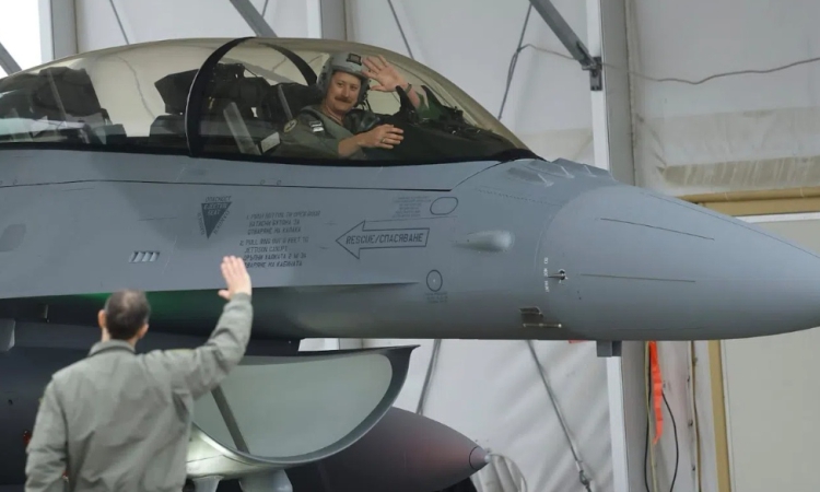 Не български, а американски пилот приземи първия изтребител F-16 Block 70 
