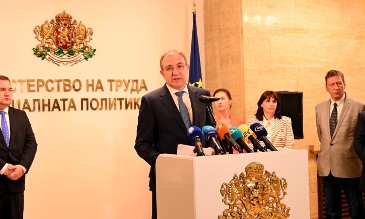 Министър Гуцанов: Работим за ръст на обезщетението за майчинство