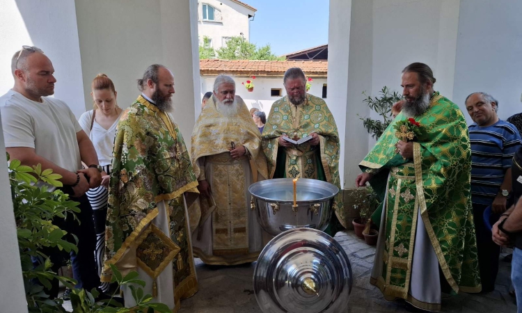 Труд отбеляза своя храмов празник с литургия и курбан