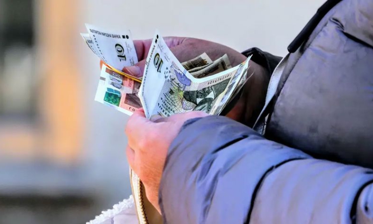 Евростат: Хората в България са най-недоволни в ЕС от парите си