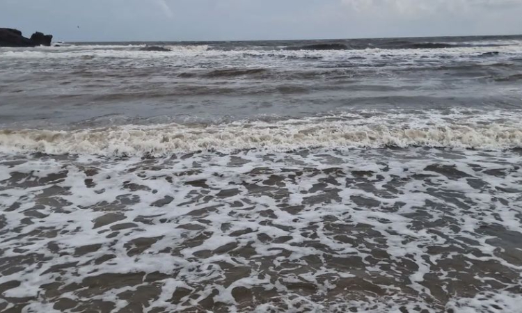 Мъж си счупи врата след скок в морето в Приморско