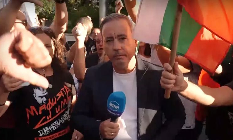Протестиращи нападнаха екип на NOVA в Сопот - ритаха и обиждаха журналисти
