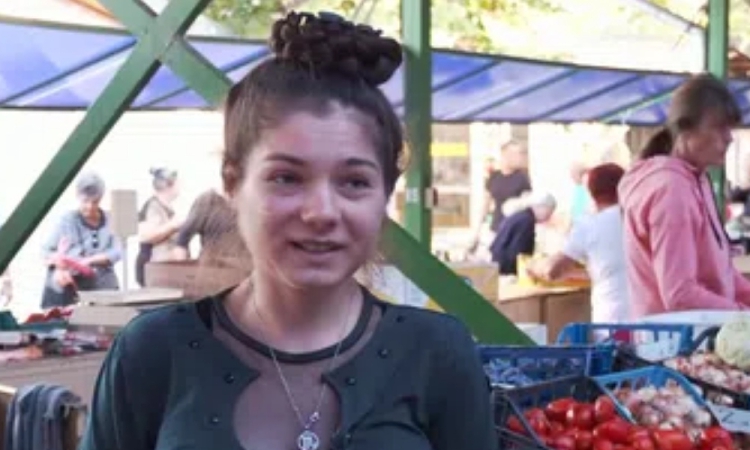 Студентка по медицина работи на пазара във Видин, за да се издържа