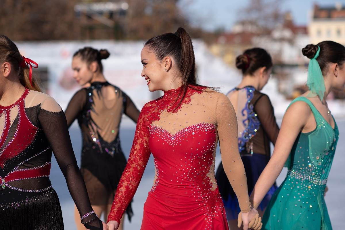 Ледената пързалка в Пловдив официално отвори врати