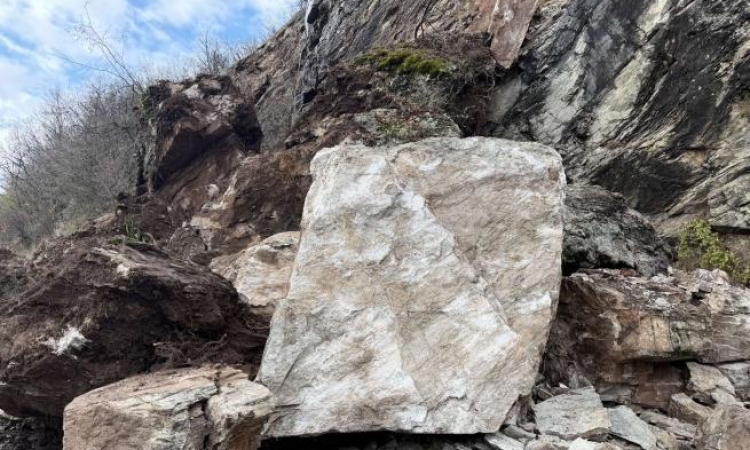 Огромно свлачище блокира прохода Троян-Кърнаре