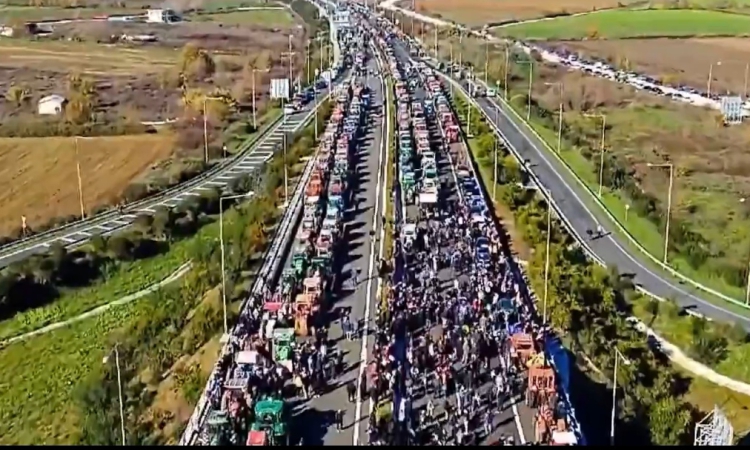 Продължава блокадата на гръцките фермери на "Кулата - Промахон"