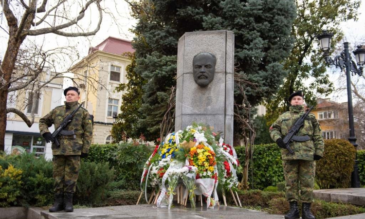 Пловдивчани почетоха 172-та годишнина от рождението на Стефан Стамболов