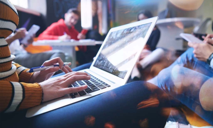 AI в училище с правила, не на автопилот: какво всъщност предлага визията на МОН