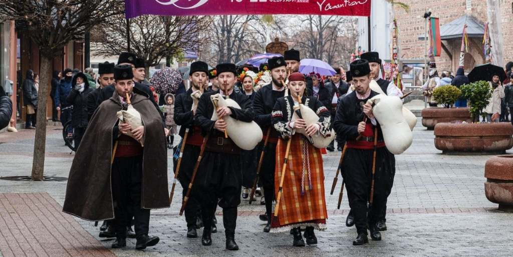 Дионисиево шествие - атракция с кукери, гайдари, фолклорни танци и вино 