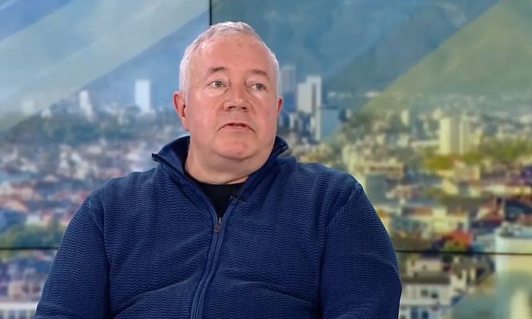 Харалан Александров: Радев е като електорална прахосмукачка – събира и дебелее