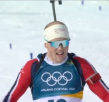 Норвежец ликува с олимпийската титла в масовия старт в биатлона