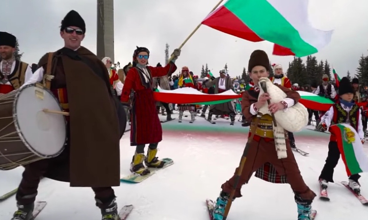 Пампорово чества Освобождението с гайди и ски спускане в народни носии